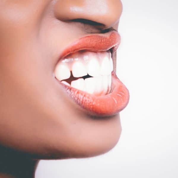 an open mouth wiih closed teeth - Match the words with the correct plural 's' sound.